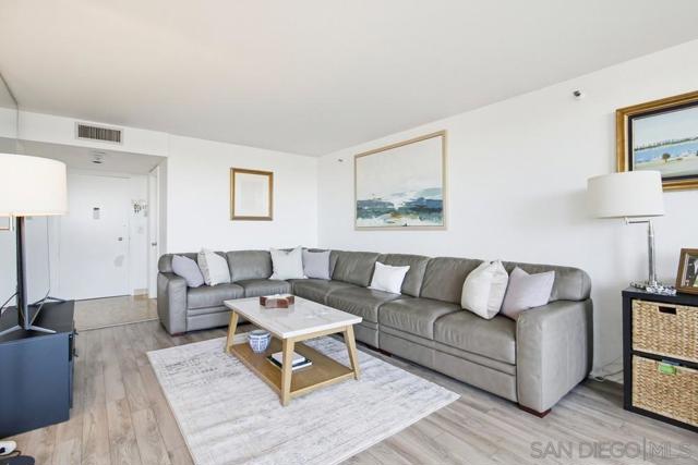 1820 Avenida Del Mundo, Coronado CA: https://media.crmls.org/mediaz/33043864-5ed4-497d-b4d9-7e0fe7a2cad1.jpg