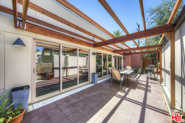 4989 Vincent Avenue, Los Angeles CA: https://media.crmls.org/mediaz/33043f8a-573b-450c-8814-0f183c188b77.jpg