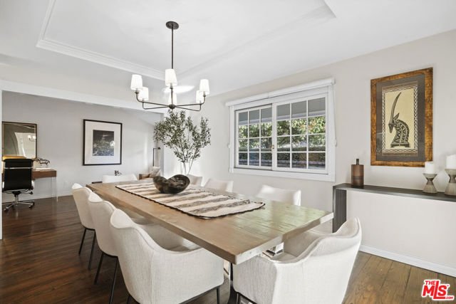 6002 Jumilla Avenue, Woodland Hills CA: https://media.crmls.org/mediaz/33048e9e-99fe-4ca0-a192-cf0e77398076.jpg