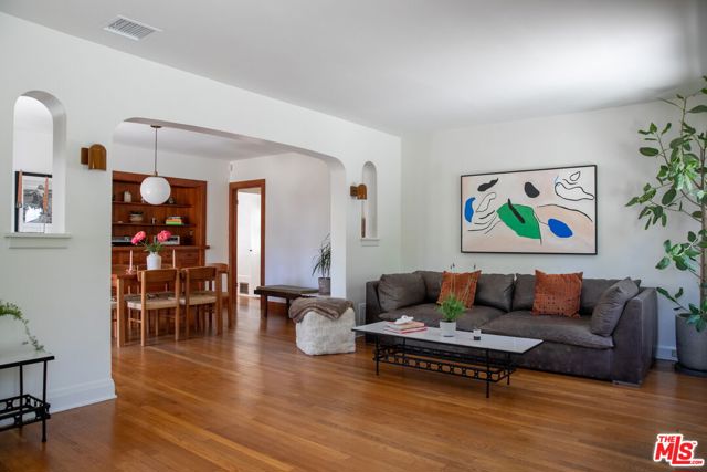 898 N Chester Avenue, Pasadena CA: https://media.crmls.org/mediaz/3304c0d1-f5bd-4c98-99e3-59da555930f3.jpg