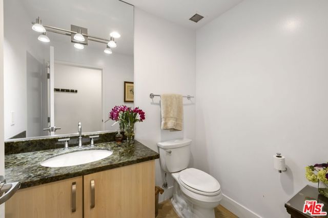 13650 Marina Pointe Drive, Marina del Rey CA: https://media.crmls.org/mediaz/33059b29-03d8-4874-a19e-ce57dfa71d4c.jpg