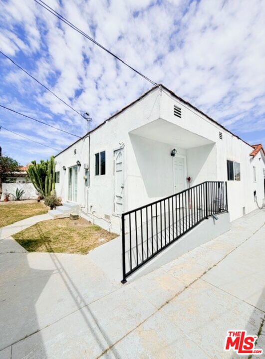 2940 Live Oak Street, Huntington Park CA: https://media.crmls.org/mediaz/33059ed3-8bd8-403e-a1c8-2f39c8086851.jpg