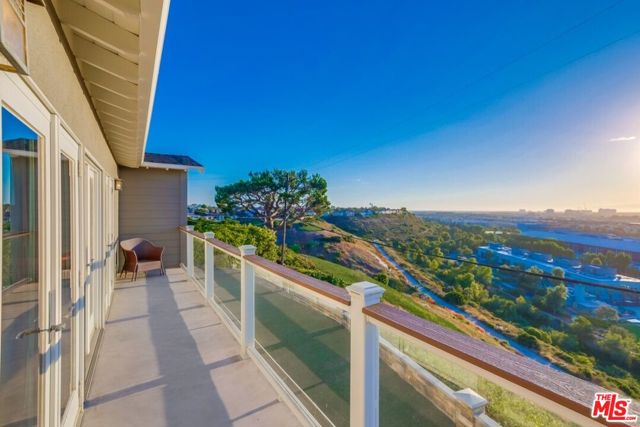 6537 Hedding Street, Los Angeles CA: https://media.crmls.org/mediaz/33065e8f-d4de-4f18-81d6-9b55ff2cd927.jpg