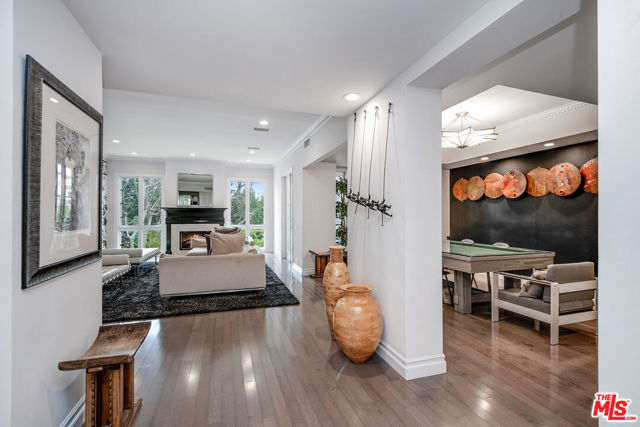 10112 EMPYREAN Way, Los Angeles CA: https://media.crmls.org/mediaz/3306d0d3-6fc3-4c0d-a233-74e7afc8bd04.jpg