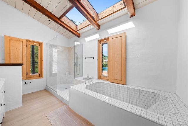 Image 46 of 75 For 1951 Cloverdale Rd