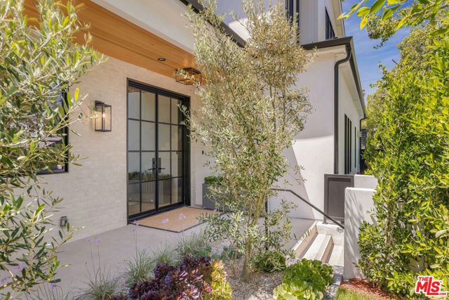 3935 Rhodes Avenue, Studio City CA: https://media.crmls.org/mediaz/330731c8-c6ee-46ee-806a-15f81c296519.jpg