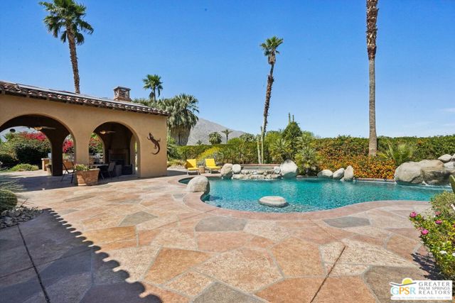 1070 Bella Vista, Palm Springs CA: https://media.crmls.org/mediaz/33078878-69e7-4afe-b694-01cd53bf449a.jpg