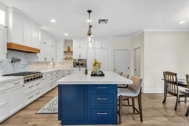 Detail Gallery Image 3 of 53 For 1404 Logan Ct, Escondido,  CA 92027 - 5 Beds | 4 Baths