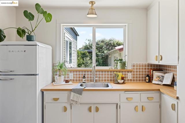 3742 Loma Vista AVE, Oakland CA: https://media.crmls.org/mediaz/3307ec0c-44ca-49e2-b1bb-ba9ddb1dcf3c.jpg