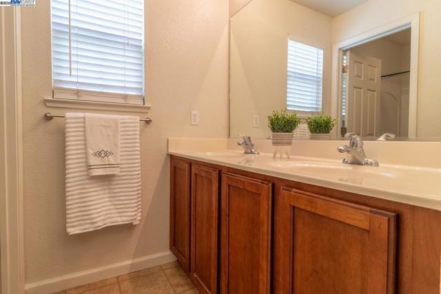 1526 Cat Tail Dr, Stockton CA: https://media.crmls.org/mediaz/3308a936-0c6b-4008-9506-1df95460ea77.jpg