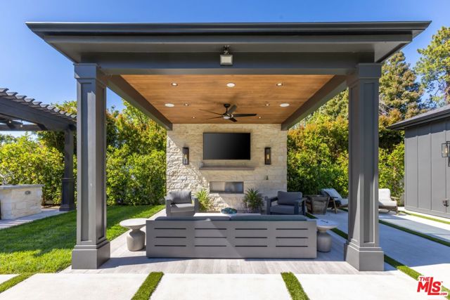 5084 Valjean Avenue, Encino CA: https://media.crmls.org/mediaz/33099285-86bd-46ca-971c-a12c1bc2315e.jpg