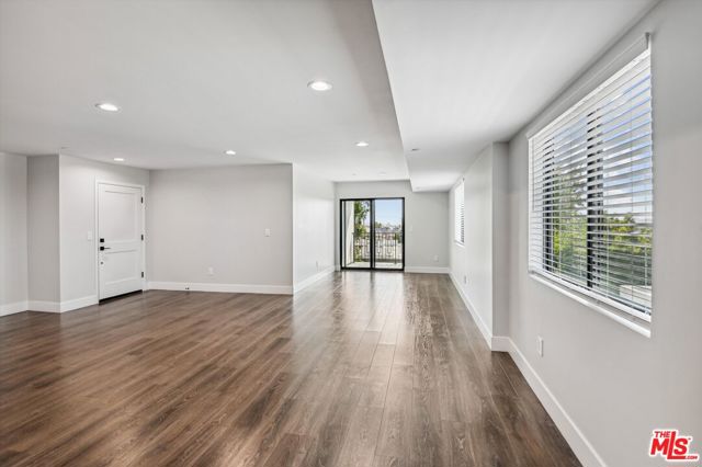 819 E La Palma Drive, Inglewood CA: https://media.crmls.org/mediaz/3309c53a-00c0-4b91-a849-55c3cb55cb57.jpg