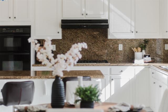 25657 Crestfield Dr, Castro Valley CA: https://media.crmls.org/mediaz/3309eec1-d63e-4890-9467-eb945186a3e0.jpg