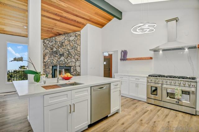 1935 Nautilus St, La Jolla CA: https://media.crmls.org/mediaz/330a4a8c-8b7d-4095-ae5c-3d64501c228e.jpg