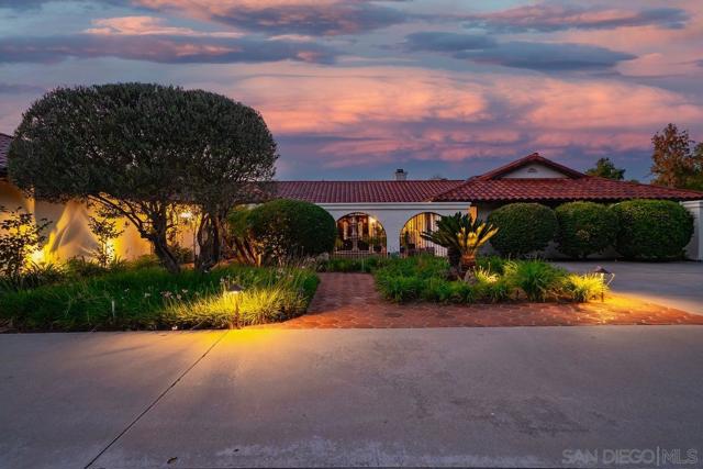 11 Country Glen Rd, Fallbrook CA: https://media.crmls.org/mediaz/330a7426-6ec9-4053-8984-b215f077eec5.jpg