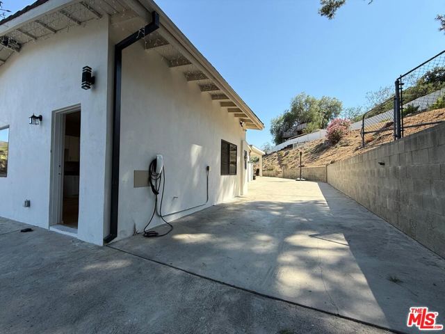 10212 Kalua Drive, Sunland CA: https://media.crmls.org/mediaz/330a8dd1-f5ea-4fa2-8a90-5f4f0c781ebb.jpg