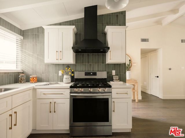 14300 Runnymede Street, Van Nuys CA: https://media.crmls.org/mediaz/330b733b-7275-44f8-98dd-345ac98e164f.jpg