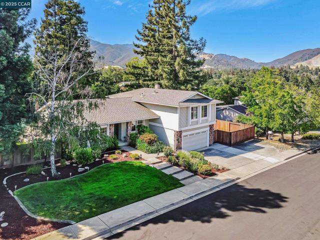 321 Chardonnay Cir, Clayton CA: https://media.crmls.org/mediaz/330baad6-044a-443e-85cb-838042a83c89.jpg