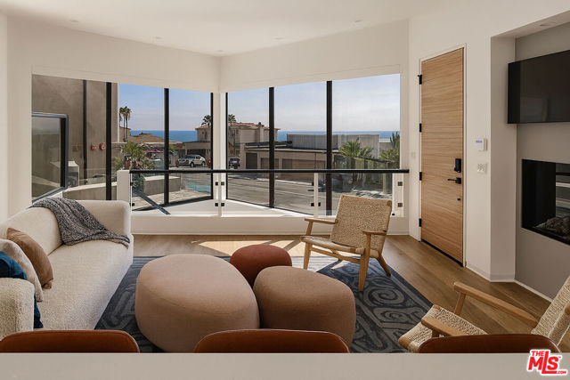 734 Esplanade, Redondo Beach, California 90277, 2 Bedrooms Bedrooms, ,2 BathroomsBathrooms,Residential,For Sale,Esplanade,25559139