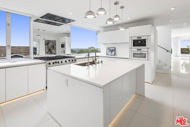 1377 Miller Place, Los Angeles CA: https://media.crmls.org/mediaz/330c3b8e-2573-4d6c-a04d-cb675e0322a9.jpg