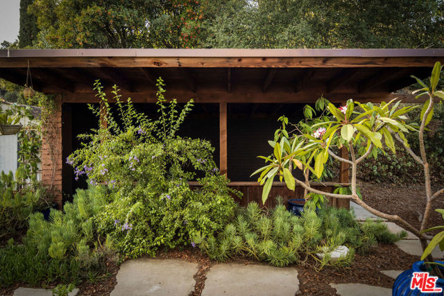 3720 Alta Mesa Drive, Studio City CA: https://media.crmls.org/mediaz/330c57c5-8acf-4ae8-bbfd-ecc75f5b6fd4.jpg