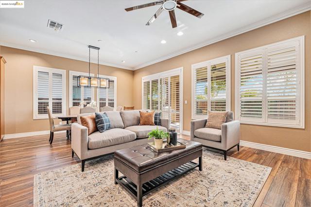 1741 Veneto Ln, Brentwood CA: https://media.crmls.org/mediaz/330df7ba-708b-48b4-9e6b-350f2cd4729a.jpg