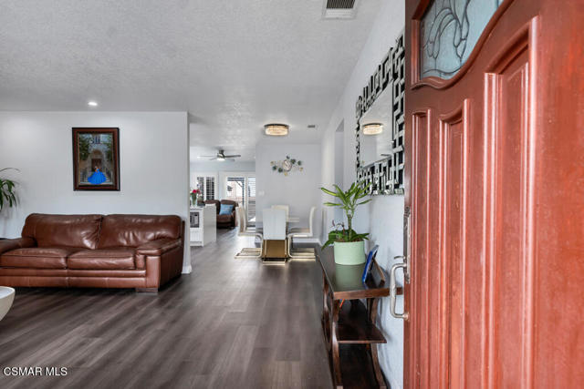 6211 Anastasia Street, Simi Valley CA: https://media.crmls.org/mediaz/330e391e-e907-4e0b-854c-213348093df3.jpg