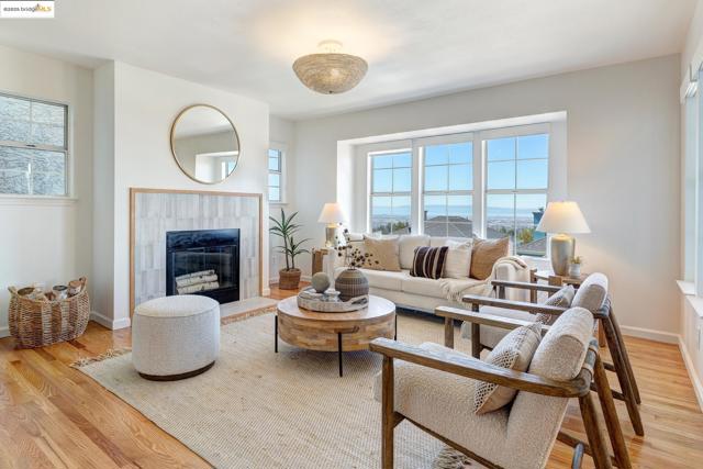 4353 Terrabella Way, Oakland CA: https://media.crmls.org/mediaz/330e3b2b-1d8a-4f21-8a48-7ed9d5be9985.jpg