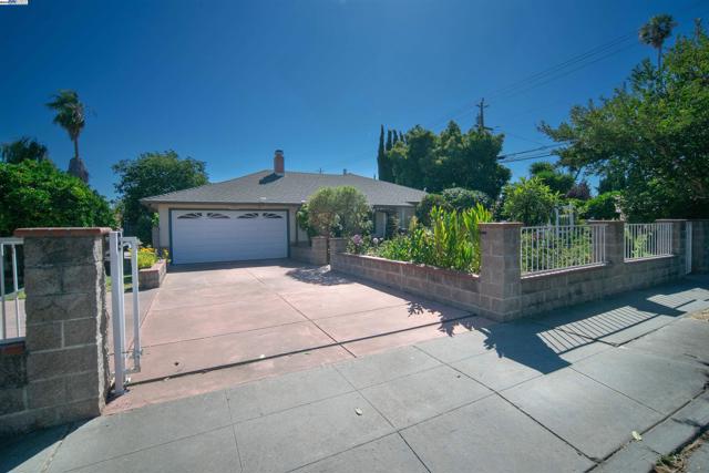 37621 Glenmoor Dr, Fremont CA: https://media.crmls.org/mediaz/330f3539-1551-4c2c-b042-43b0c8161457.jpg