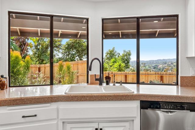 Detail Gallery Image 15 of 65 For 2918 Los Campos Dr, Fallbrook,  CA 92028 - 3 Beds | 2 Baths