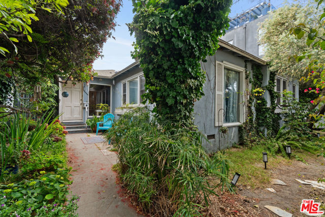 420 Venice Way, Los Angeles CA: https://media.crmls.org/mediaz/33109332-1d1f-49b0-bf06-44f15f6acde0.jpg