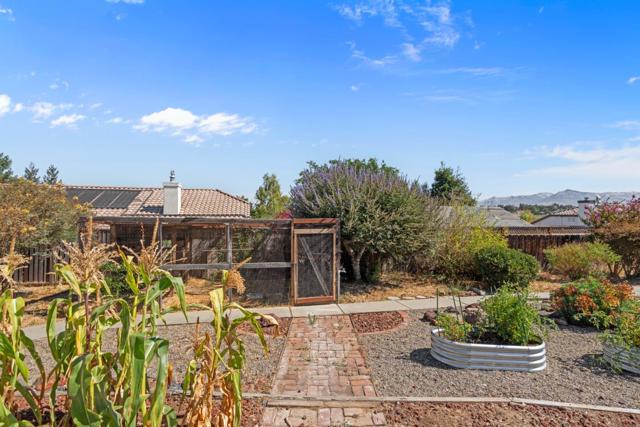 215 Rays Circle, Hollister CA: https://media.crmls.org/mediaz/3312b4b9-18f3-4cb4-9f82-c21c1a864aec.jpg