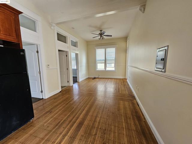 2825 Market St, Oakland CA: https://media.crmls.org/mediaz/3313609e-1212-472d-b389-0e810ebb8532.jpg