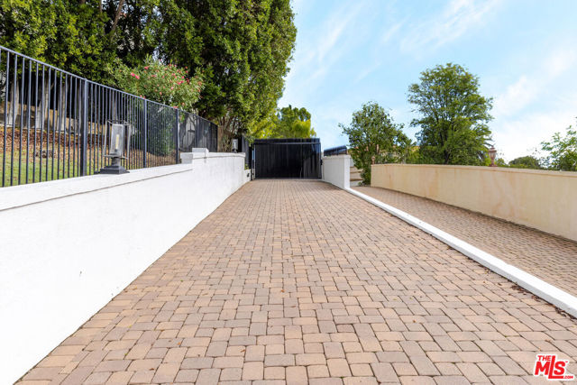 5192 Parkway Calabasas, Calabasas CA: https://media.crmls.org/mediaz/3315734e-b53d-43b3-a4f6-1811810551e0.jpg