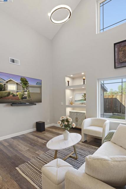 10034 Foxboro Cir, San Ramon CA: https://media.crmls.org/mediaz/3315e89b-e142-4983-a578-557b2ed79a58.jpg