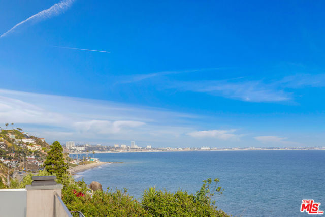 18074 Coastline Drive, Malibu CA: https://media.crmls.org/mediaz/33169c19-f136-4553-a347-d9eb4130d8e1.jpg