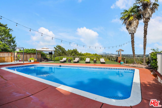 2838 Medill Place, Los Angeles CA: https://media.crmls.org/mediaz/3316b913-87b3-4958-a562-e28b439e6ee6.jpg