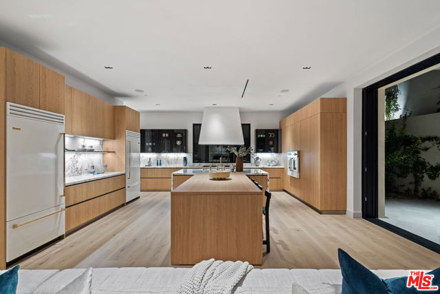10950 Verano Road, Los Angeles CA: https://media.crmls.org/mediaz/3316de1f-17a4-4c0d-bd52-6f2d5d14cb35.jpg