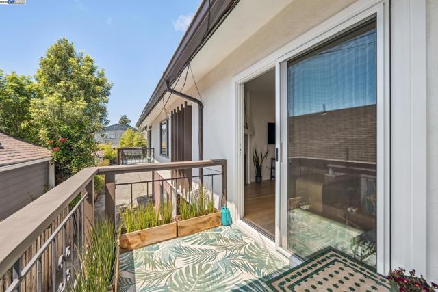 1233 Broadway, Alameda CA: https://media.crmls.org/mediaz/3317a0d3-21ef-49ae-8fc6-2d6cb644a04e.jpg