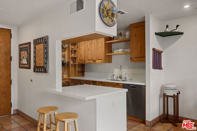 100 S Doheny Drive, Los Angeles CA: https://media.crmls.org/mediaz/3317c0ca-8bc2-4cb6-83b0-6dbc5253e8d5.jpg