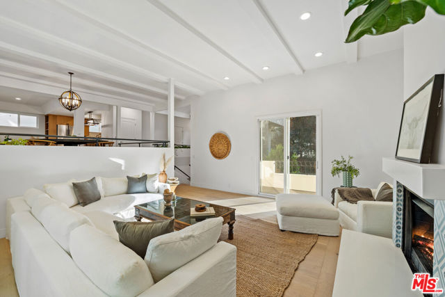 4148 Sunswept Drive, Studio City CA: https://media.crmls.org/mediaz/33181131-5dc4-45c6-b9fb-da2841ce7cc3.jpg