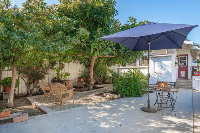 1662 Ocean Avenue, Ventura CA: https://media.crmls.org/mediaz/33199399-28fe-4ae8-b4f7-b30a6370a551.jpg