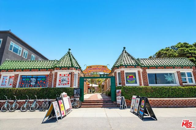 510 Pacific Avenue, Venice CA: https://media.crmls.org/mediaz/331a8ca8-5b4e-43cc-98cf-882d9c1d4736.jpg