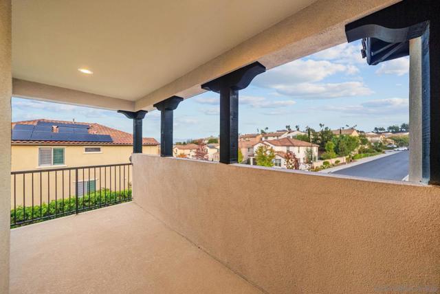 542 Adobe Estates Dr, Vista CA: https://media.crmls.org/mediaz/331c1c93-b493-4672-a31c-cecfeff16327.jpg