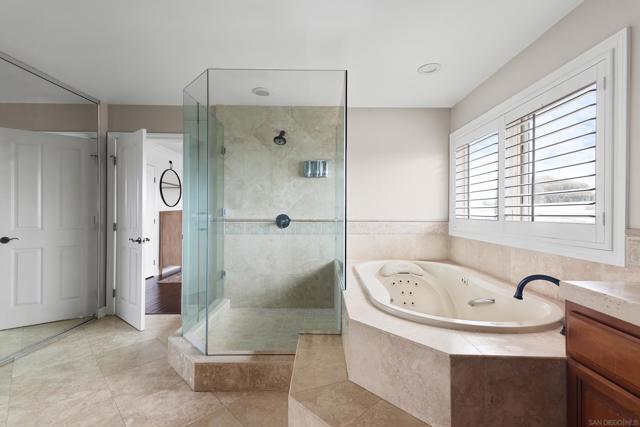 5640 Waverly Ave, La Jolla CA: https://media.crmls.org/mediaz/331c24e0-1600-46ca-bf27-8e0af2681496.jpg