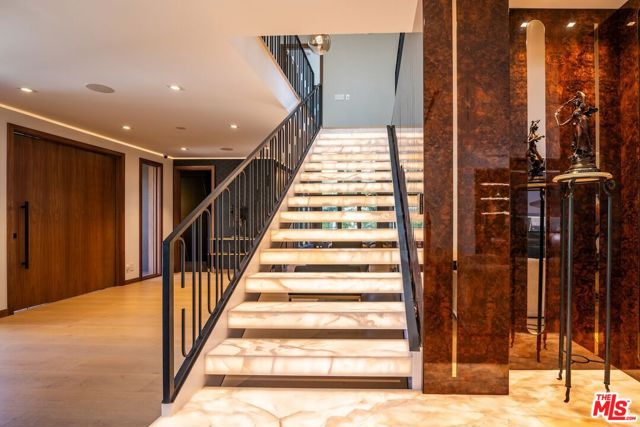 2717 Motor Avenue, Los Angeles CA: https://media.crmls.org/mediaz/331d6532-5f83-4707-a44d-03d002f3a346.jpg