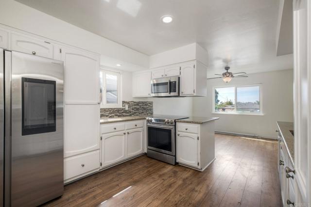 Detail Gallery Image 5 of 38 For 4960 Sparks Ave, San Diego,  CA 92110 - 3 Beds | 2 Baths