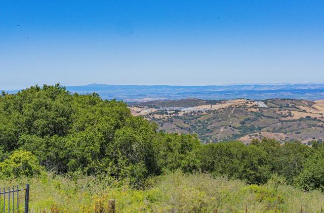 12167 Saddle Road, Carmel Valley CA: https://media.crmls.org/mediaz/331e2f66-f824-4651-be04-90ad2ce04d9f.jpg