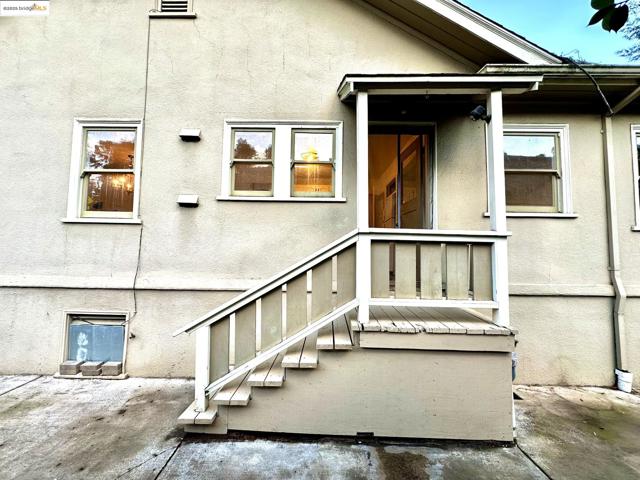 6014 La Salle Ave, Oakland CA: https://media.crmls.org/mediaz/331ebdce-a88f-4094-aa53-82e2a58e0319.jpg
