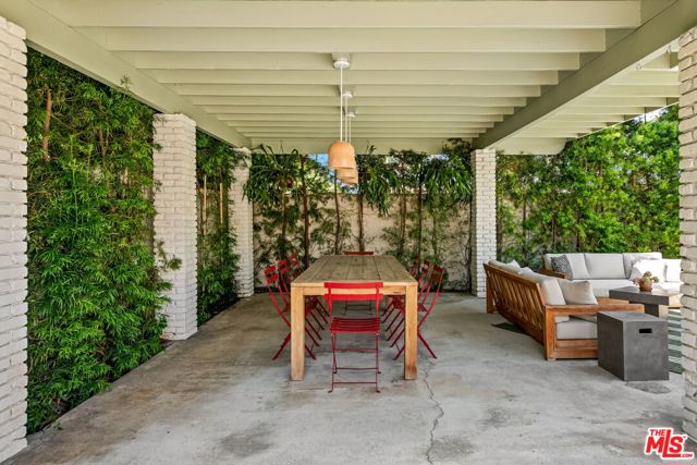 555 N Irving Boulevard, Los Angeles CA: https://media.crmls.org/mediaz/331ebe92-0eb9-487e-8b16-53d42a1bccd0.jpg